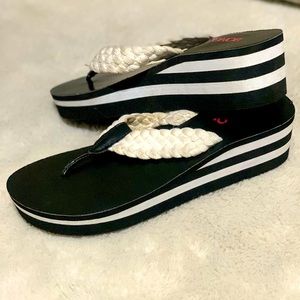 Used Bongo women’s size 9 wedge sandals